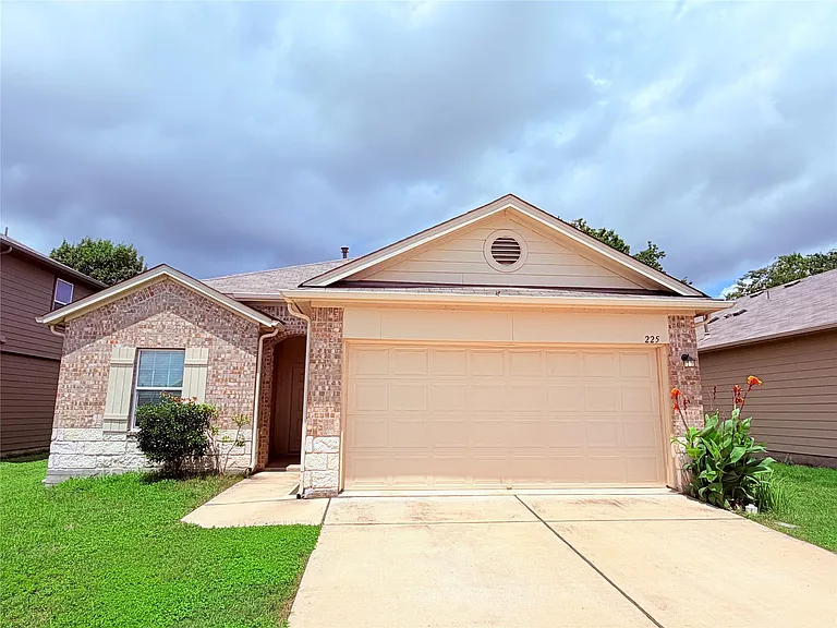 225 Cibolo Creek Dr — Photo 2