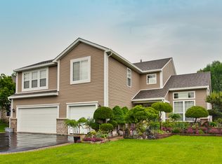 2331 Fieldcrest Dr, Mundelein, IL