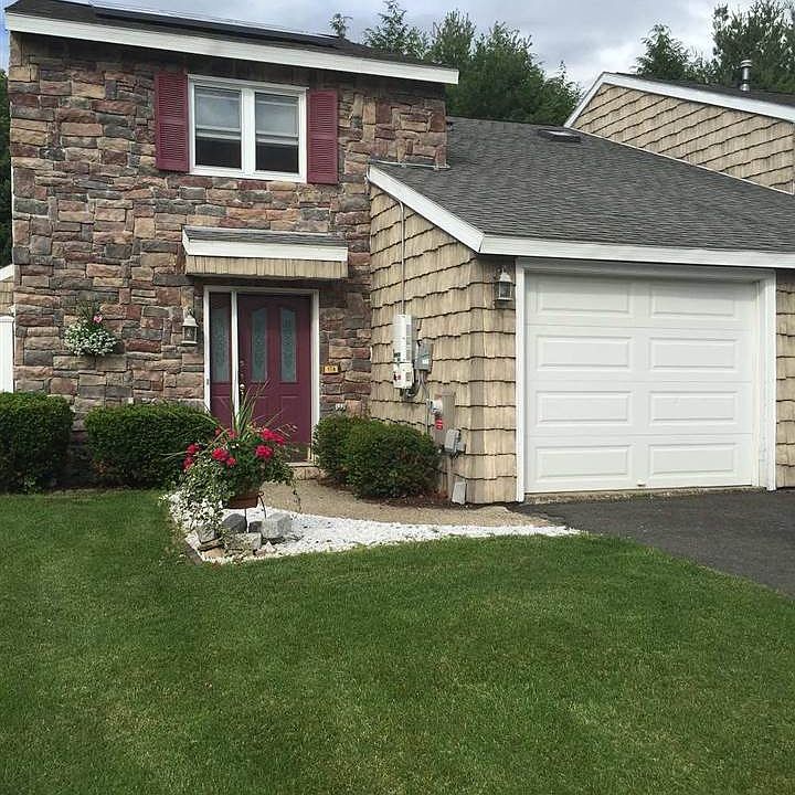 1st image of 17 A Woodcliffe Dr