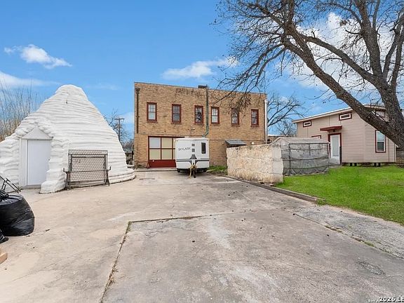 3rd image of 2323 Buena Vista St