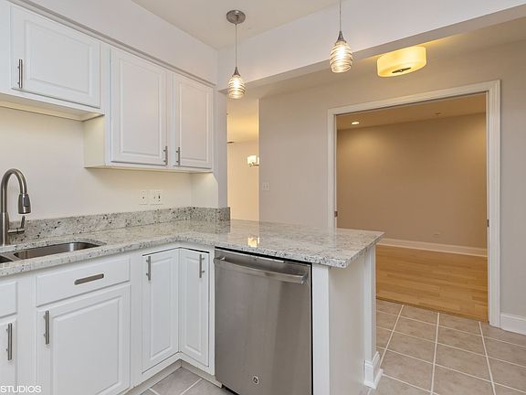 4th image of 1635 N Milwaukee Ave APT 303