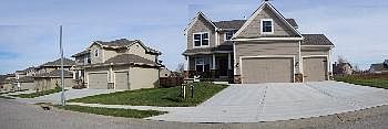 4th image of 325 SE Golden Ln