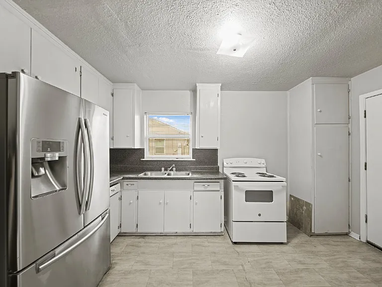 1248 Chevy Chase Dr — Photo 5
