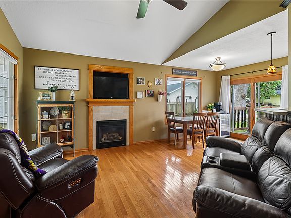 4th image of 109 3rd St SE