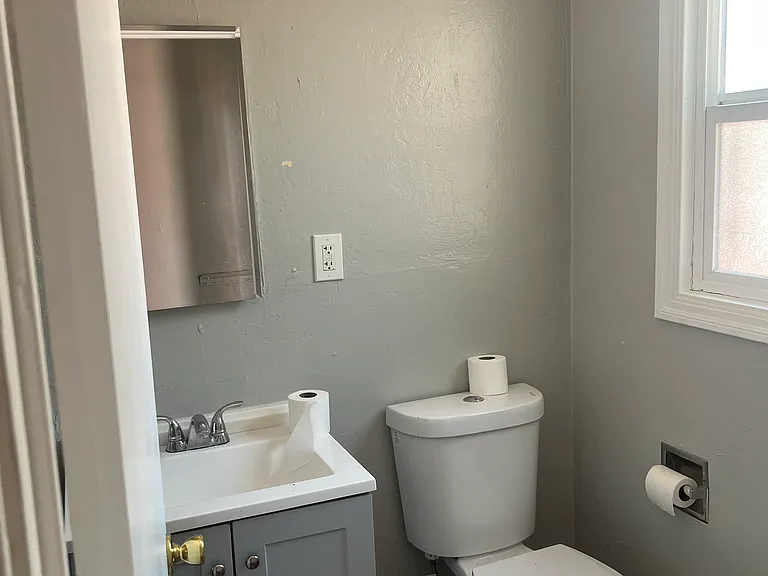 Nice cabinet, medicine cabinet and toilette. Great condition