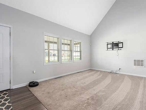 5th image of 919 White Dr