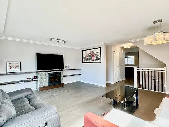 9533 Granville Ave — Photo 7