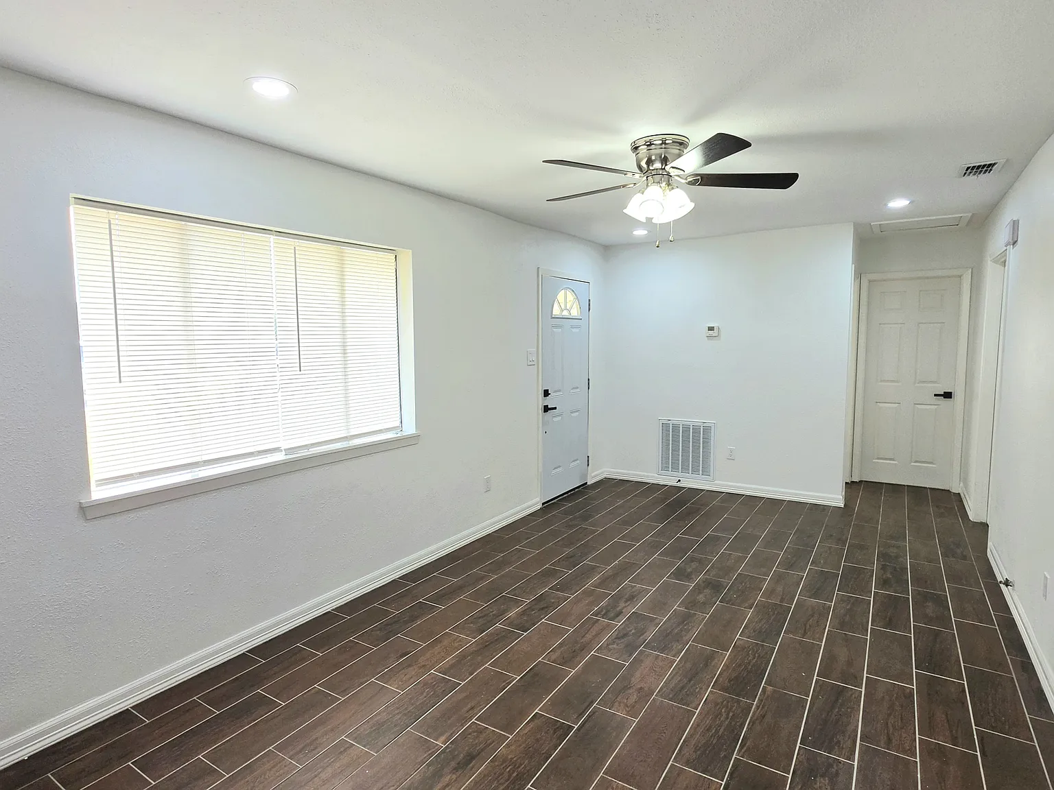 2 bed, 824 sqft, $1,449 — Photo 2