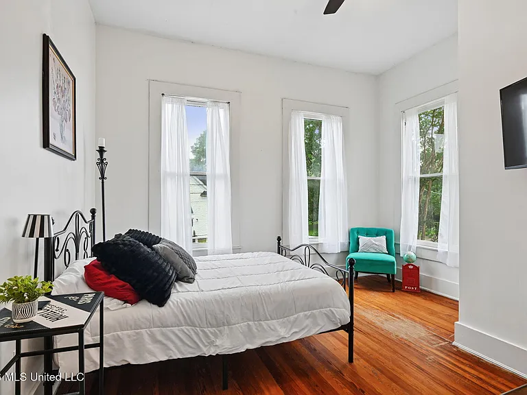 102 W Myrtle St — Photo 22