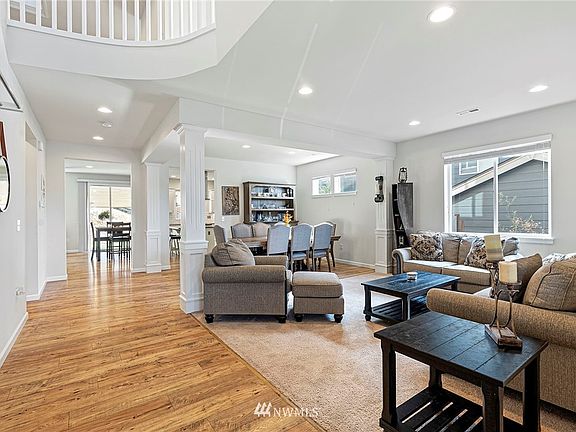 Vaulted ceilings, grand entry and incredible lighting. 