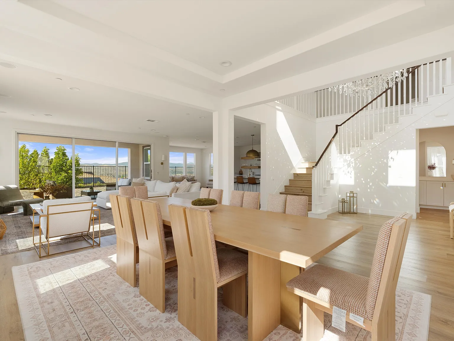 5 bed, 4.5 bath, 4000 sqft, $9,500 — Photo 2