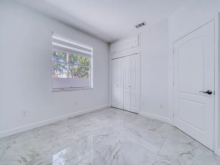 15950 SW 71st Ter — Photo 7