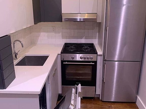 2nd image of 1150 Pacific St #3RR