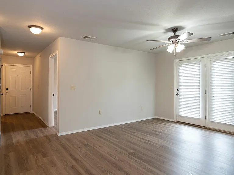 Scenic Station Apartments — Photo 24