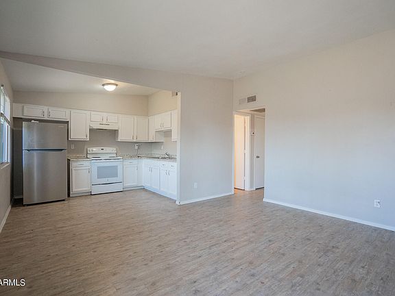 3rd image of 2131 W Devonshire Ave APT 5