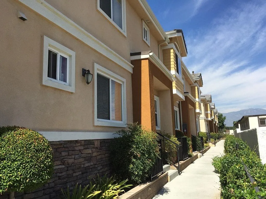 3 bed, 1200 sqft, $2,920 — Photo 2