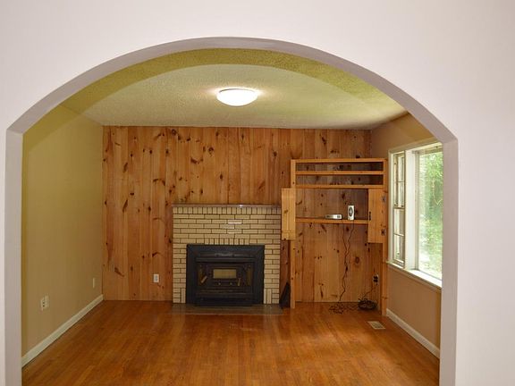 4th image of 824 Sugar Loaf Rd