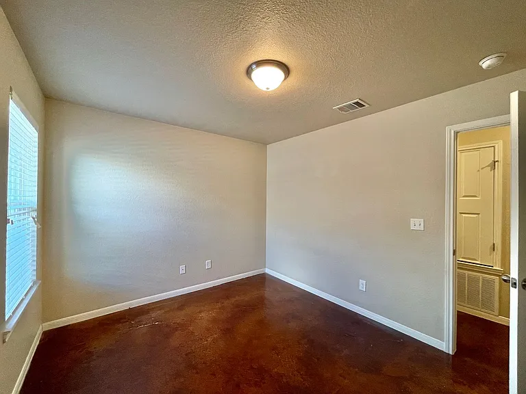 928 Maplewood St — Photo 13