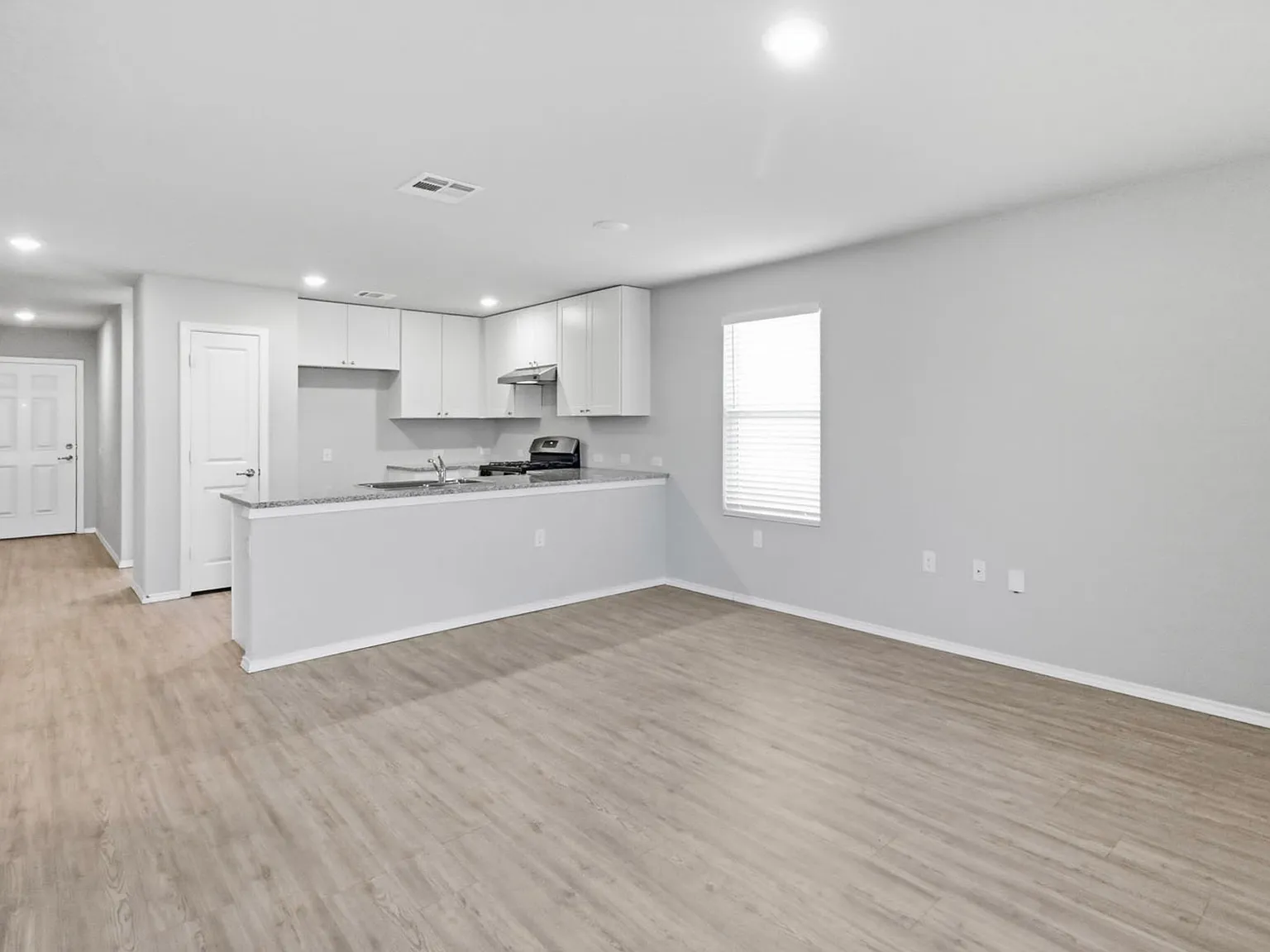 3 bed, 1047 sqft, $1,598 — Photo 2