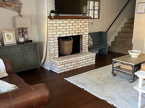 4th image of 521 Highland Woods Dr W
