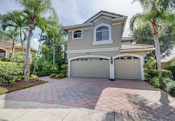 Home For Sale In Woodfield Country Club