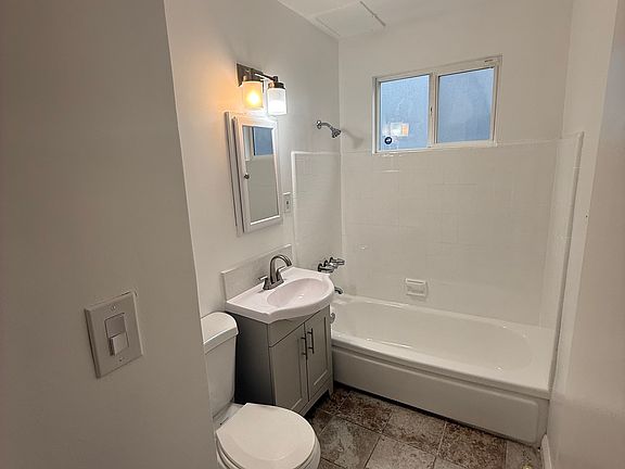 5th image of 1427 Centinela Ave APT 2