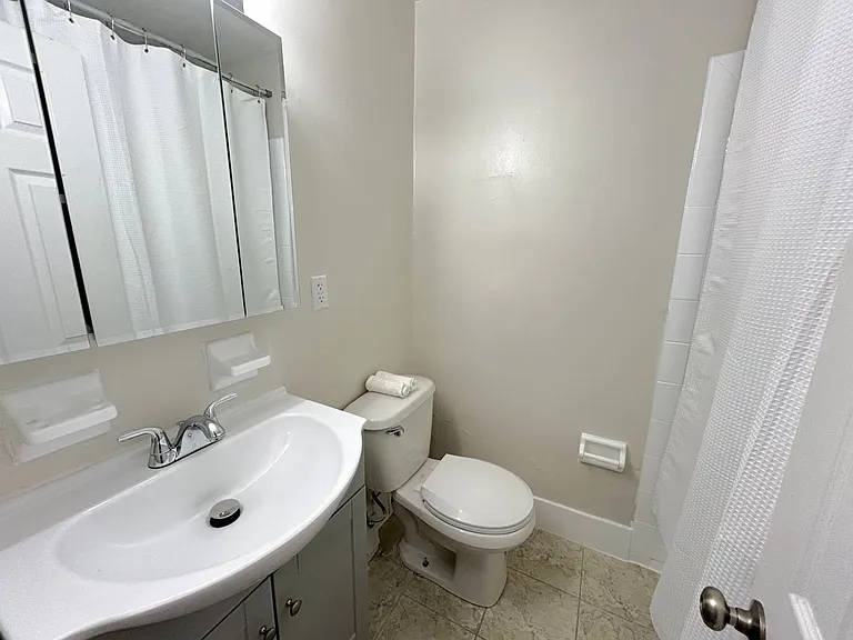 Karen Court Apartments — Photo 14