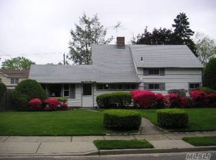 27 Chestnut Ln, Levittown, NY 11756