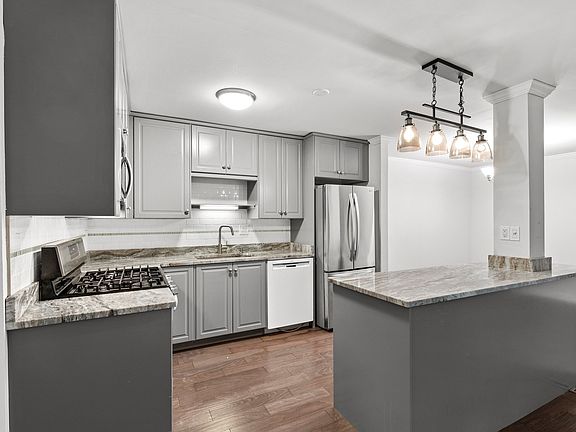 3rd image of 1240 Park Ave W APT 323