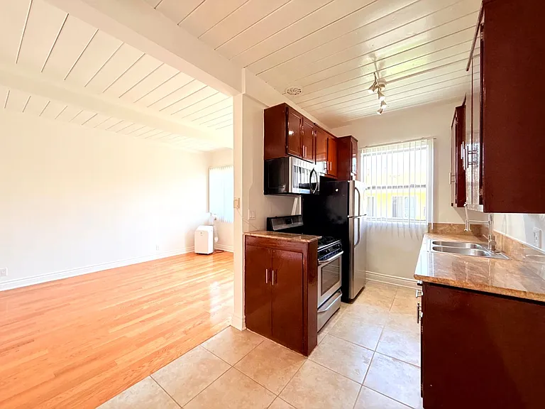 1376 N. Serrano Avenue — Photo 30