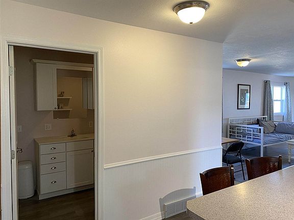 4th image of 710 Avenue D E