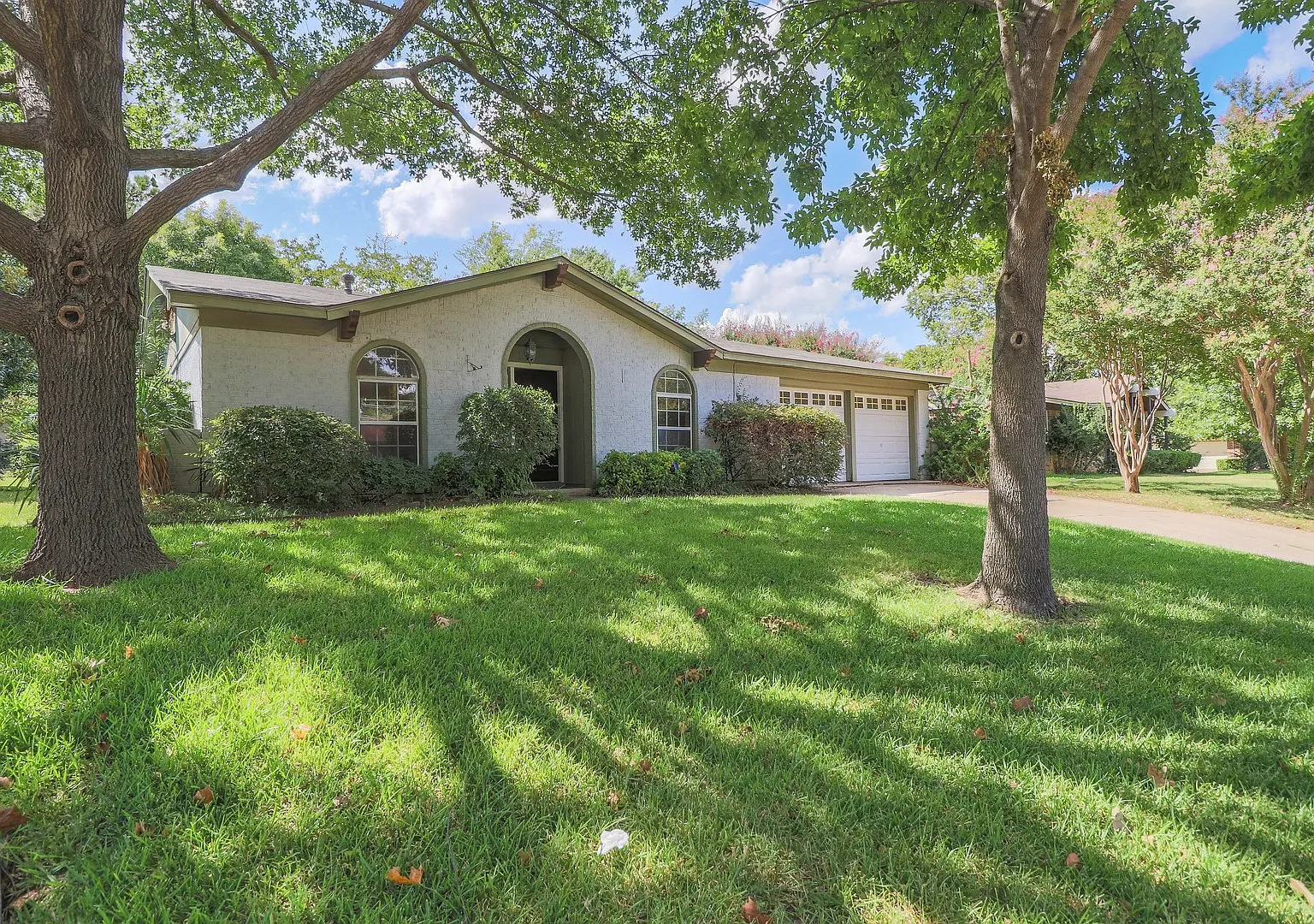 Nestled in a prime Fort Worth location, this charming 3-bedroom, 2-bathroom single-family home of... — Photo 2