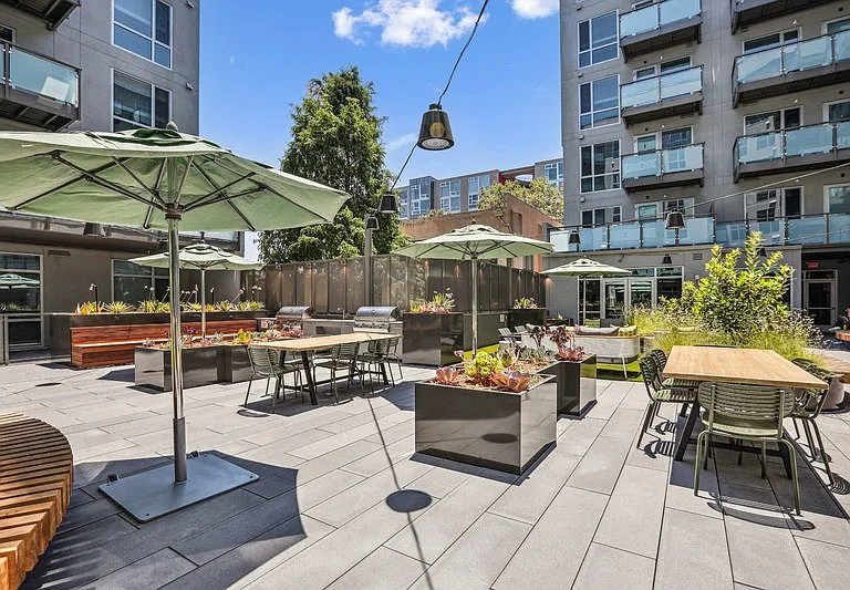 Link Apartments Four12 — Photo 22