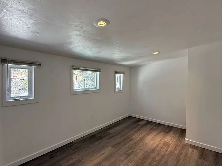 424 Collins Dr — Photo 8