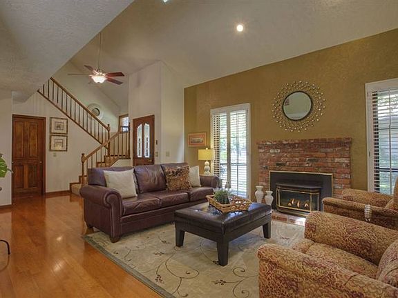 3rd image of 429 Sierra Ln