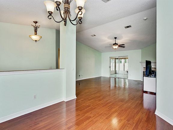 3rd image of 10057 Centre St