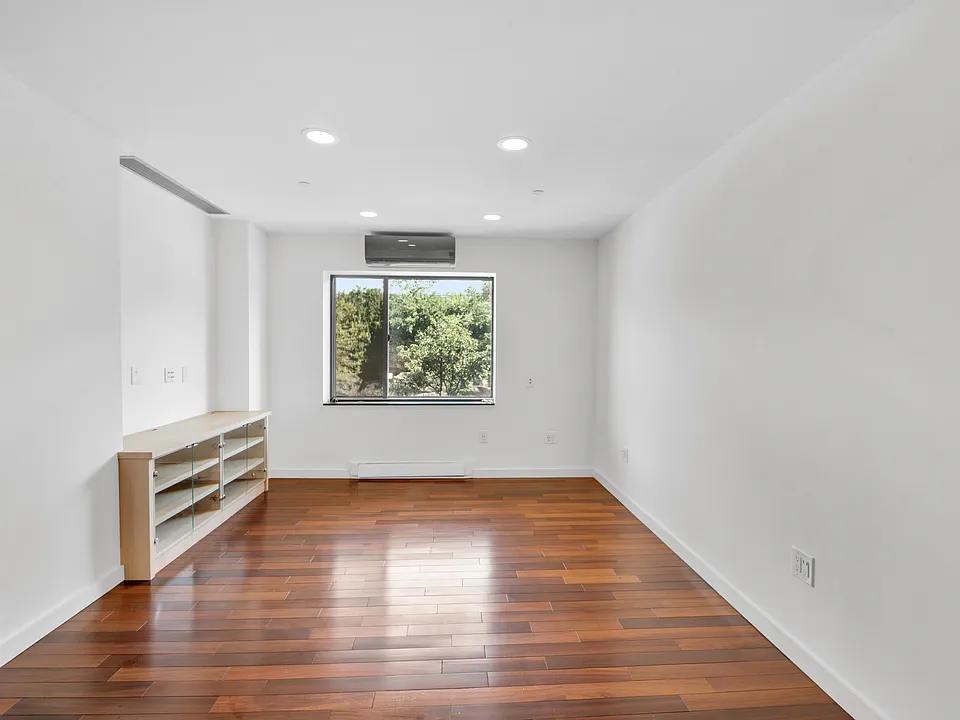 2360 Amsterdam Ave #2E