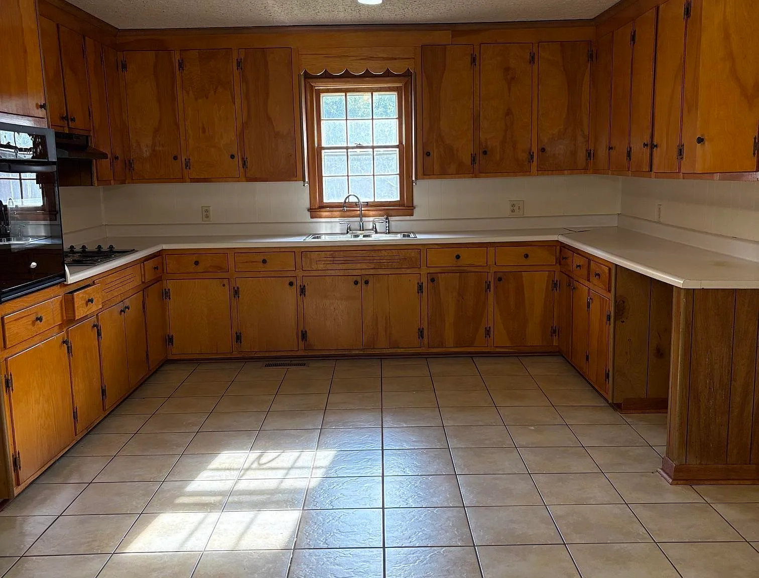 3 bed, 2.0 bath, 1860 sqft, $1,600 — Photo 3
