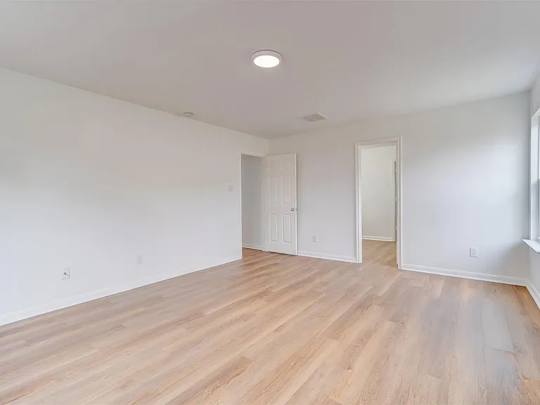 3211 Legends Hill Ct — Photo 10