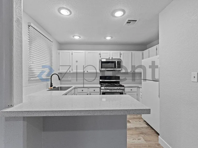 5056 S Rainbow Blvd #203 — Photo 7