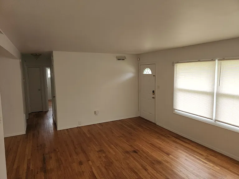 2236 Corbett Ave — Photo 9