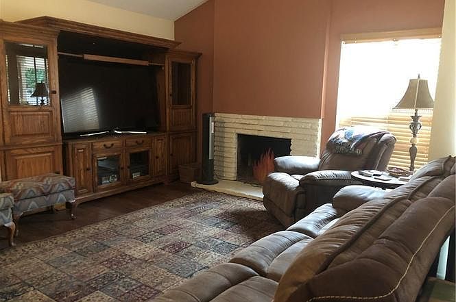 2nd image of 811 Kentwood Dr