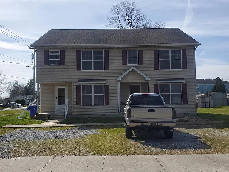 218 E North St — Photo 1