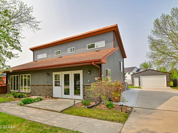 1016 21st St NW, East Grand Forks, MN 56721