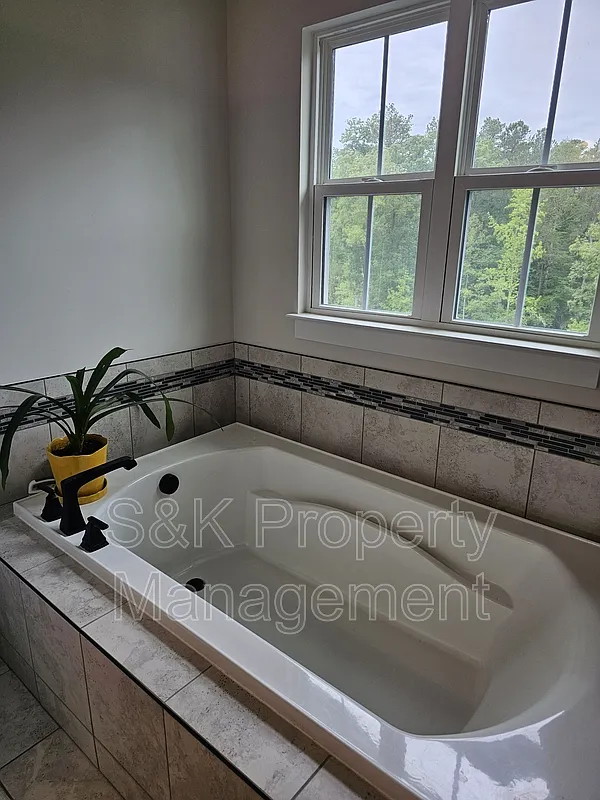 6 bed, 5.0 bath, 4413 sqft, $3,900 — Photo 2
