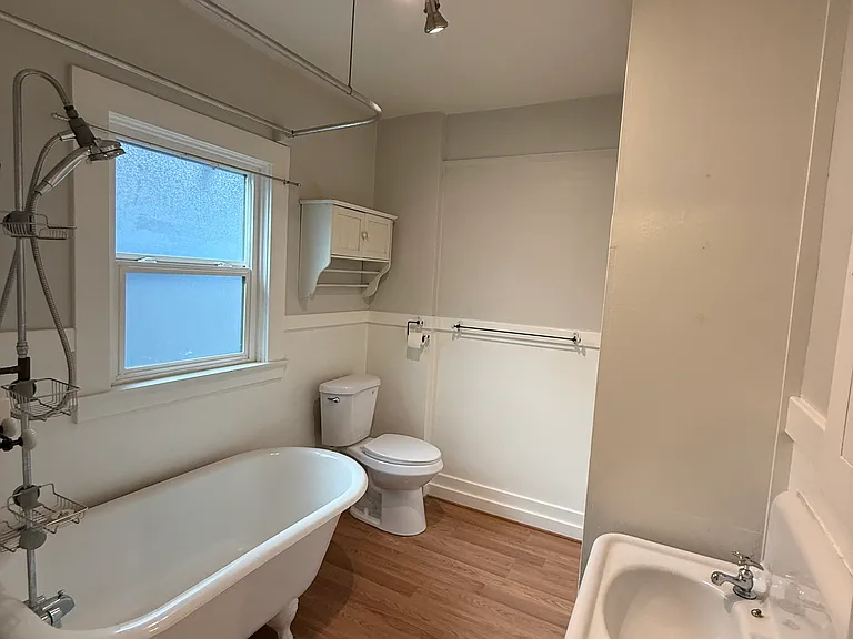 Bathroom w/Tub