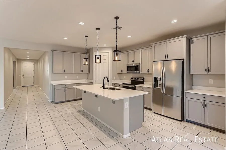 Wonderful 4 Bedroom 2 Bathroom Home in Greer Ranch — Photo 4