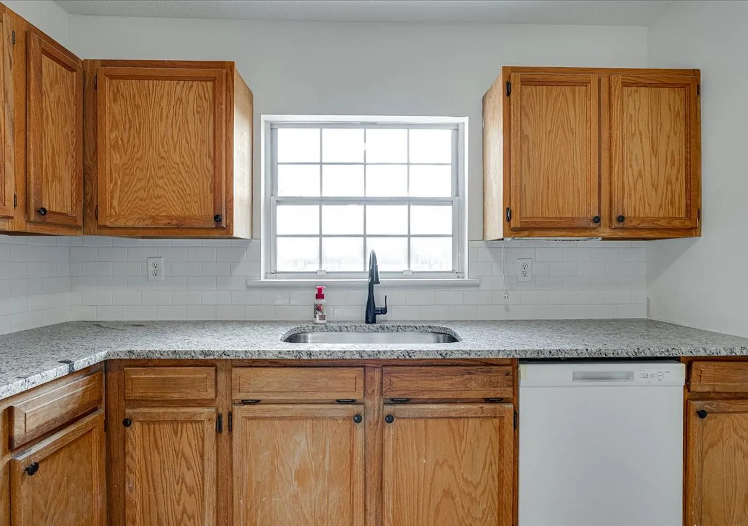 Spacious 3bed/1.5bath for rent in East Ridge! — Photo 3