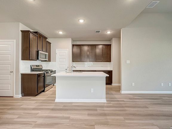 3rd image of 6212 Medina Oasis