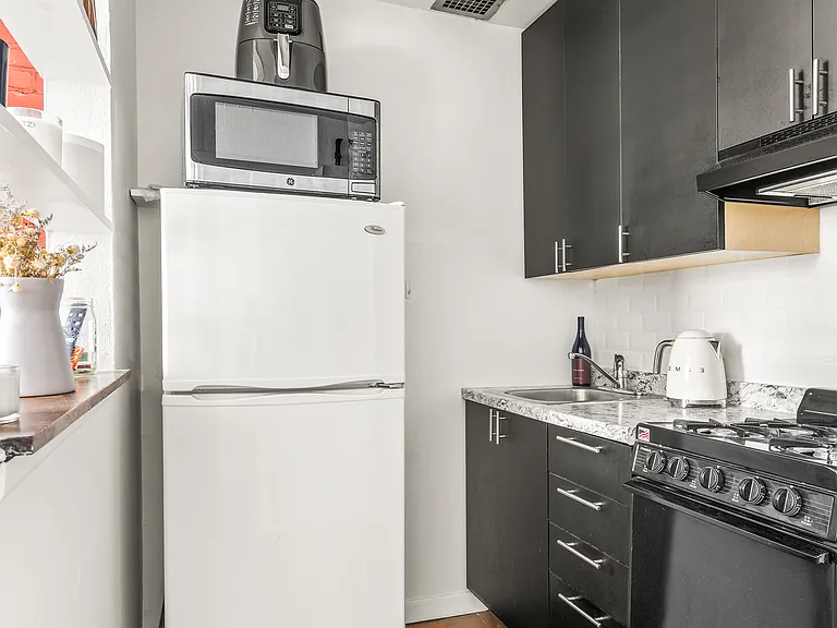 227 E 12th St #3B — Photo 3